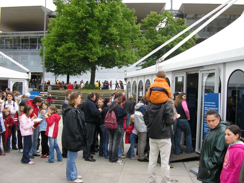Das Zelt, in dem sich der FELIX-Stand befindet, von außen mit Besuchern