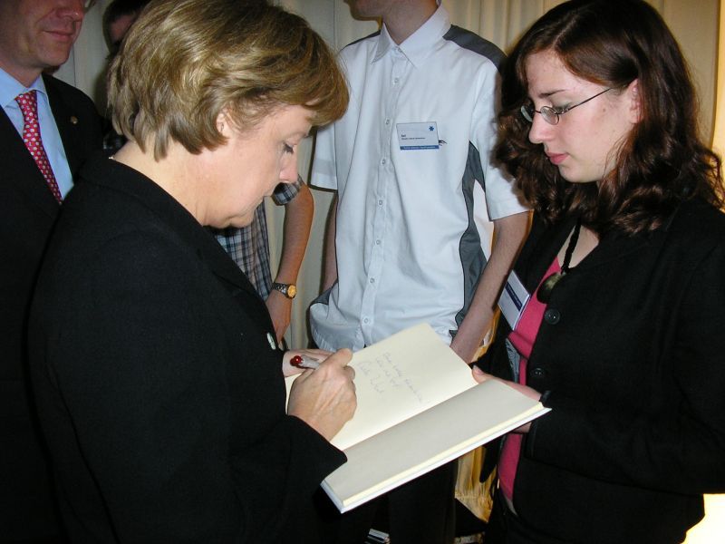 Bundeskanzlerin Frau Dr. Merkel bei ihrem Eintrag ins Gästebuch
