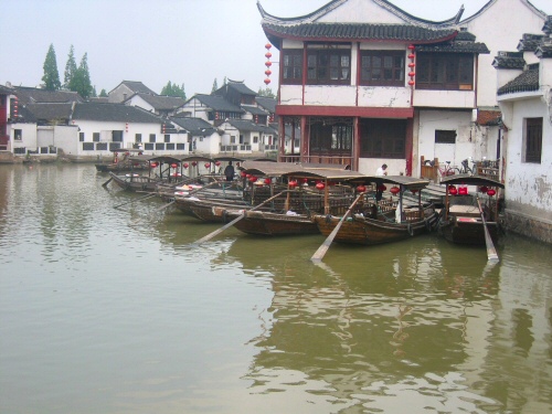 Traditionelle chinesische Wasserstadt ausserhalb Shanghais