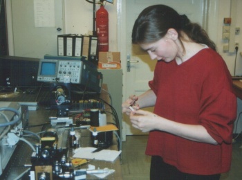 Elisabeth bei der Vorbereitung einer Messung